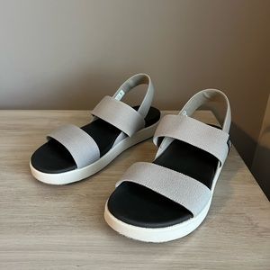 Women’s KEEN Elle Backstrap Sandal in gray, size 9.5